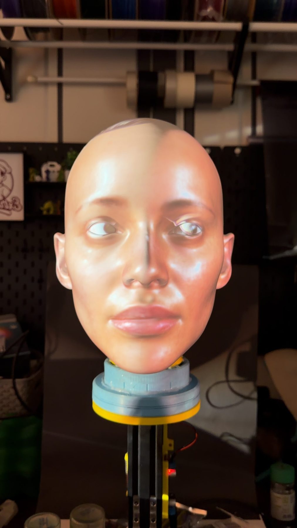 The finished head with the face projected onto it