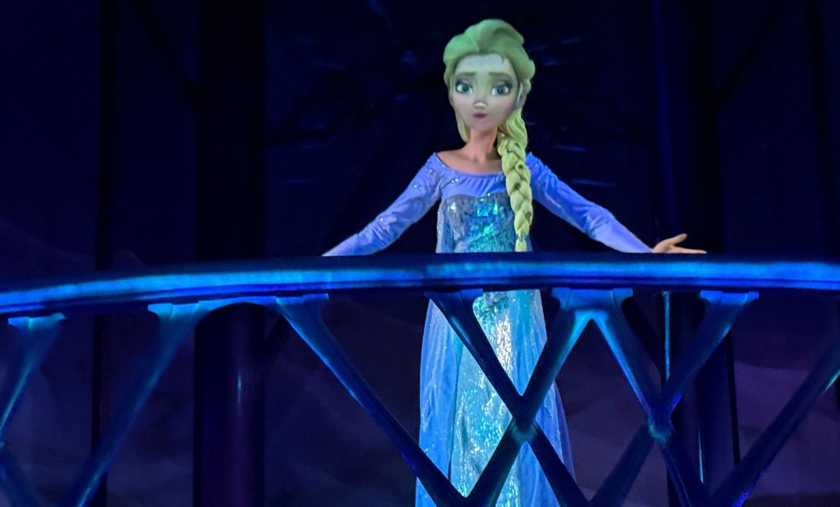 Anna or Elsa's projected face, Frozen Ever After