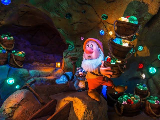A Dwarf's projected face, Seven Dwarfs Mine Train
